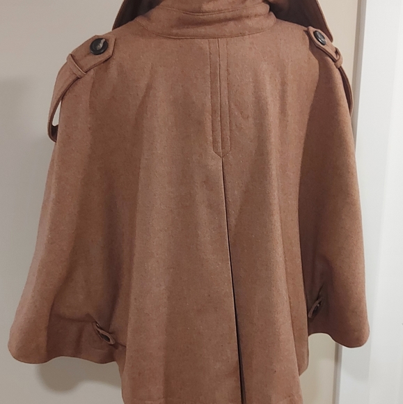 Cropped Fashion Cape - Picture 2 of 4